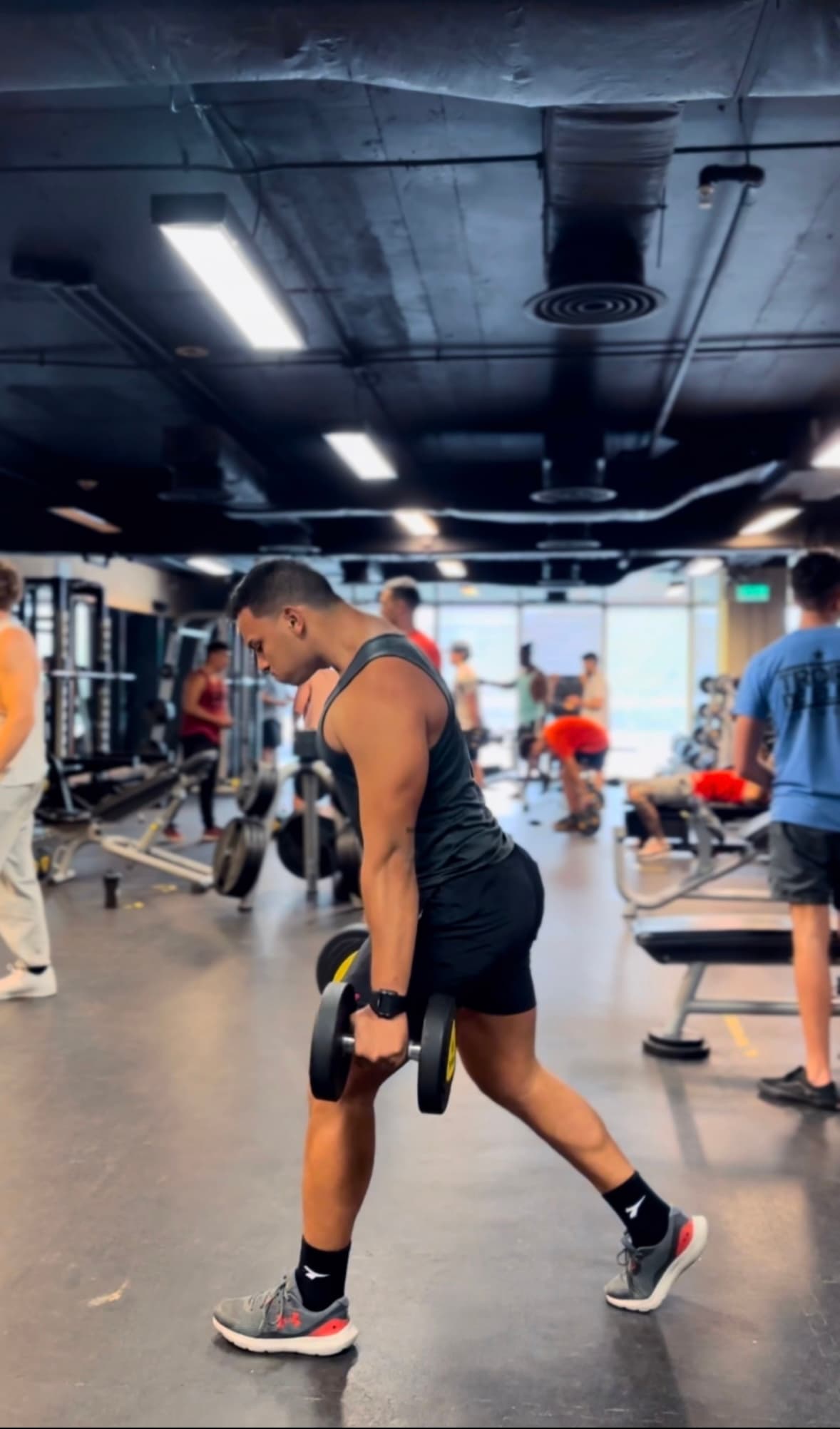 Harold entrenando con mancuernas